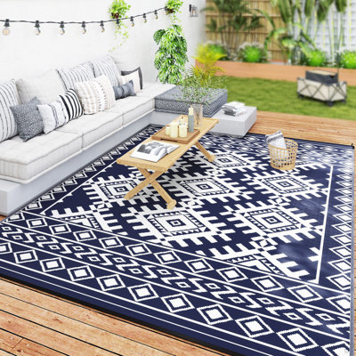 Tapis de patio extérieur Outsunny, grand tapis de camping avec sac de transport, paille en plastique imperméable 9 pi x 12 pi, bordure réversible bleue et blanche
