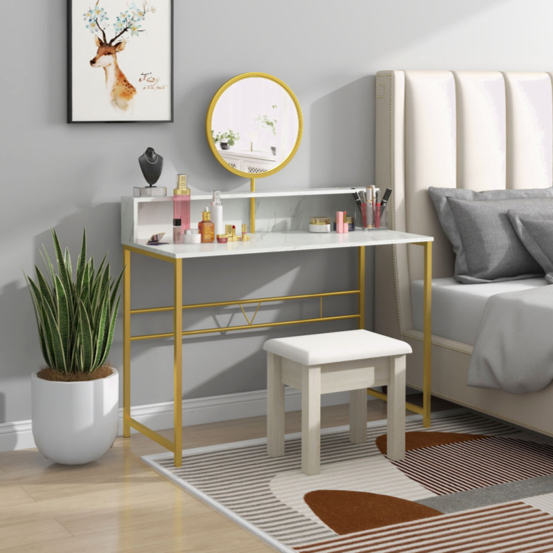 Bureau de maquillage moderne avec miroir, coiffeuse avec rangement ouvert, finition en faux marbre et structure en acier pour la chambre à coucher, blanc et doré