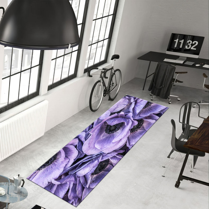Le tapis à motif floral non tissé à motif floral apporte une beauté luxuriante à votre espace de vie avec ses couleurs vives et son motif complexe