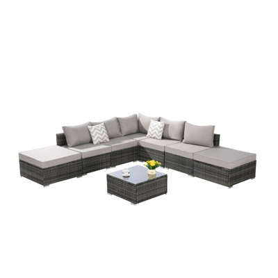 8 modulaires d'extérieur avec coussins lavables et table basse. Mobilier de jardin, piscine. Et. Sièges pour 8 personnes, près de la piscine, jardin. Capacité de places assises