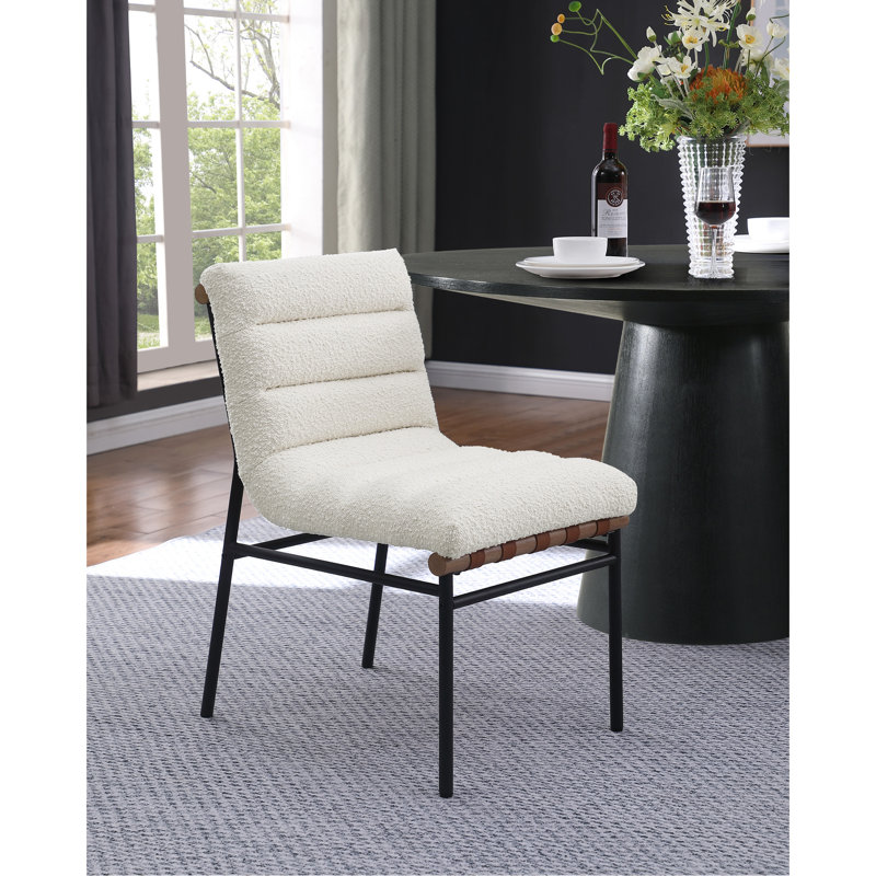 Sièges de salle à manger en tissu blanc Boucle (2), sièges en mousse complète, pieds en fer noir, 2 chaises Modern Comfort, poids de 43,76 lb,