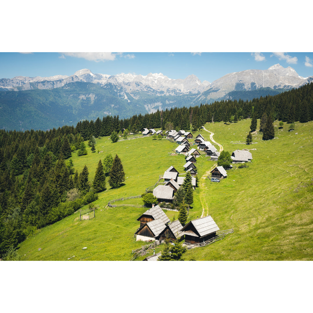 Idyllisches Alpendorf in Slowenien von Borchee - Kunstdrucke auf Leinwand