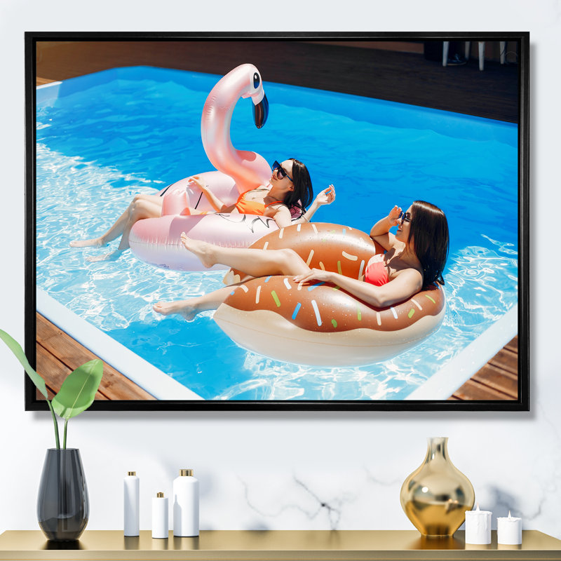 Natation harmonieuse - reproduction sur toile, H 34 po x l 44 po x P 1,5 po, Cadre flottant noir