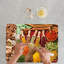 Motif d'épices colorées sur une planche de service en verre moderne, idéal pour la cuisine-114446920