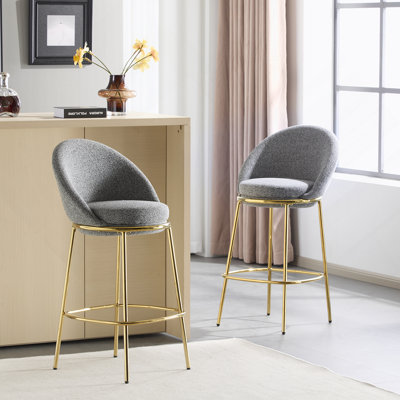 Ensemble de tabourets de bar intérieur en métal avec structure plaquée or, offrant confort et style pour les espaces de vie modernes.