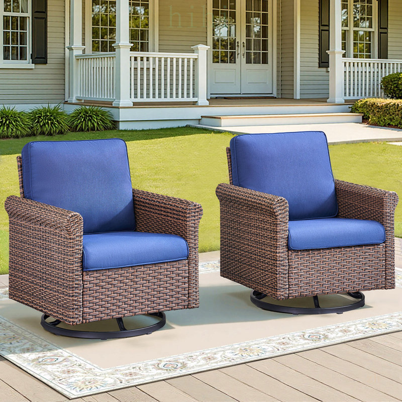 Ensemble de fauteuils à bascule pivotants en osier bleu marine avec coussins, pour la détente sur la véranda et dans le jardin.