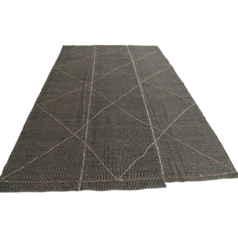 Tapis noir Kalmanovitz