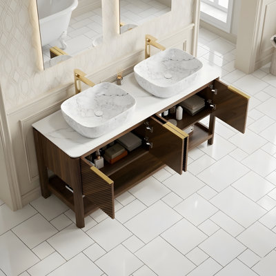 Meuble-lavabo de 60 po avec lavabo autoportant en contreplaqué avec 4 portes diagonales rayées et tablette ouverte, 2 lavabos en céramique à motif marbré et plateau en pierre frittée blanc de Carrare, grain de bois noyer foncé
