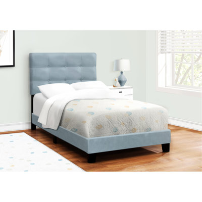 Lit plateforme tapissier simple en velours bleu pour une chambre à coucher relaxante