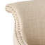 Fauteuil de salon beige recouvert de tissu pour une ambiance relaxante