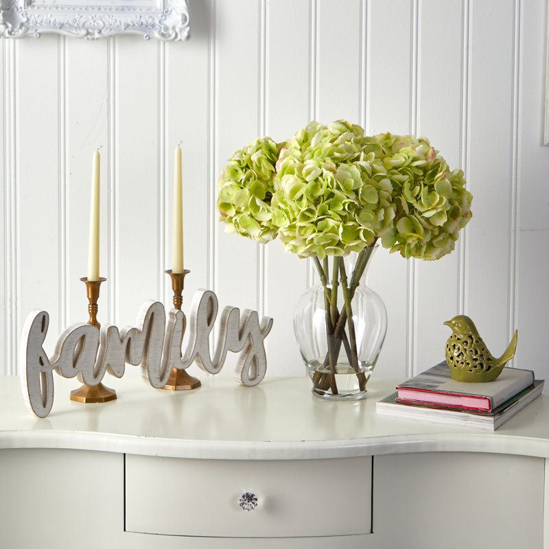 Arrangement floral d'hortensias dans un vase