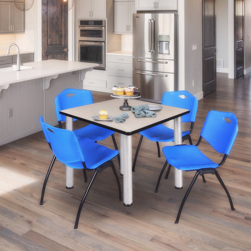 Plateau de table Kee Square, 4 chaises empilables, H 30 po x l 29 po x P 29 po, Érable, Chrome