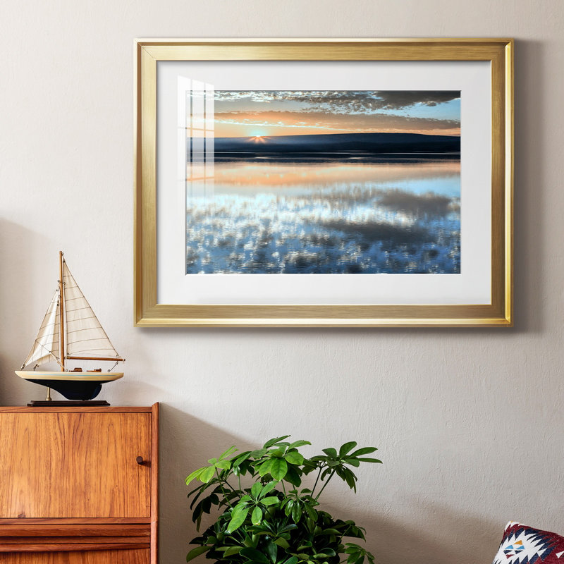 Serene Sunrise - Photographie avec cadre photo, H 26,5 po x l 36,5 po x P 1,5 po, Or