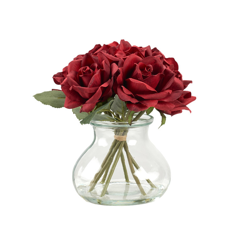 Roses rouges dans un vase court en verre
