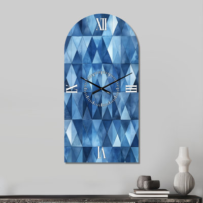 Horloge murale scandinave blanche en métal arqué, grand format, motif grille triangulaire dans des tons de bleu frais I
