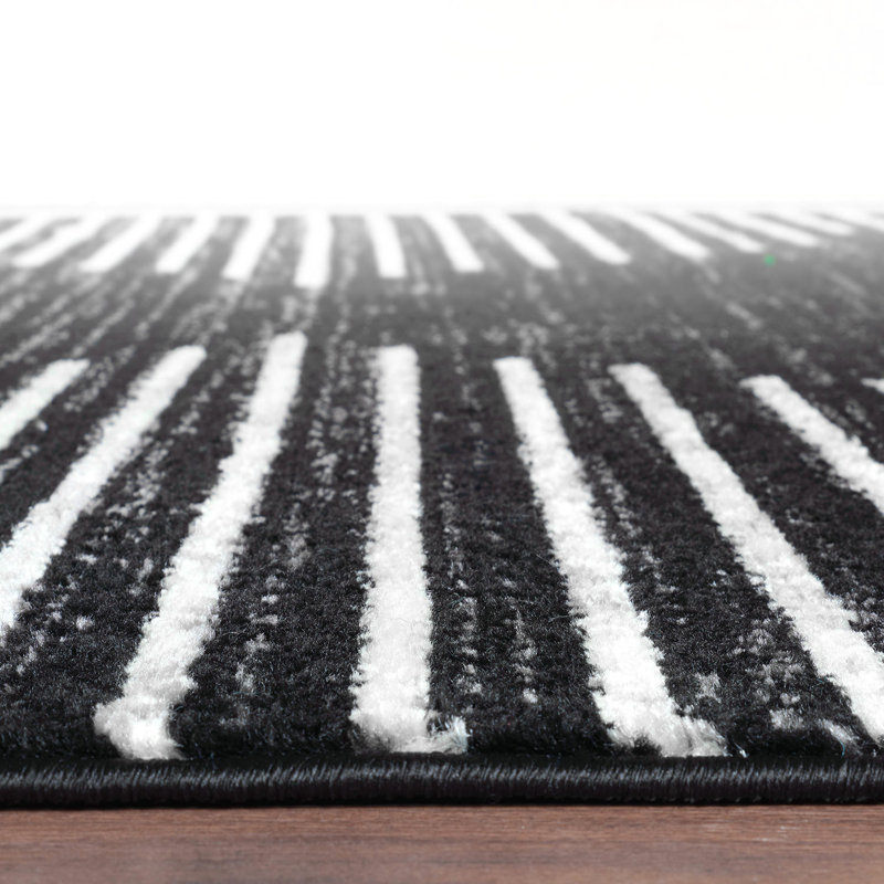 Malica Geometric Machine Woven Polypropylene Area Rug in Black/Ivory, Rectangle 7'10" x 10'