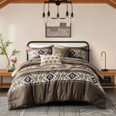 Édredon brun 5 pièces pour lit double / grand avec rayures et coussins. Matériau, coussins décoratifs lavables à la machine en brun. Propre