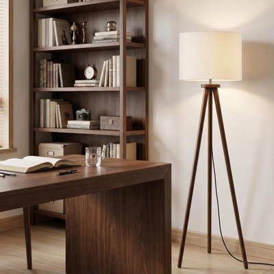 60,6 po Lampe trépied Nordic avec base en bois massif au fini noyer et abat-jour en lin crème pour le salon, la chambre à coucher, la salle d'étude / de lecture
