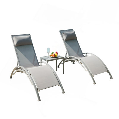 Ensemble de chaises longues pour piscine, ensemble de 3 chaises longues d'extérieur réglables en aluminium avec table d'appoint en métal, toutes saisons pour terrasse près de la piscine (gris, 2 chaises longues + 1 table)