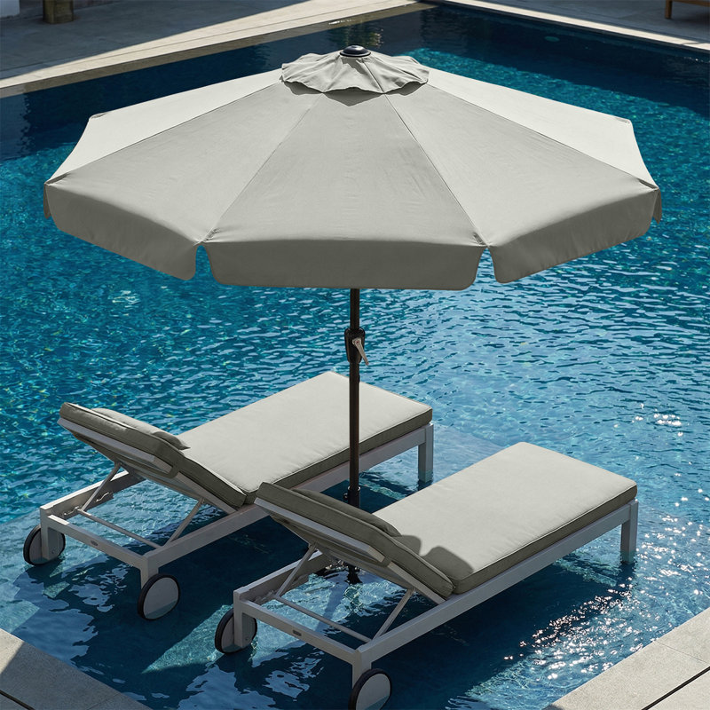 Parasol de marché festonné Holmquist avec inclinaison et levage à manivelle, Gris clair, 9'