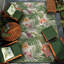 Tapis d'intérieur / extérieur ivoire / vert forêt à motif floral Mayshar-23586077