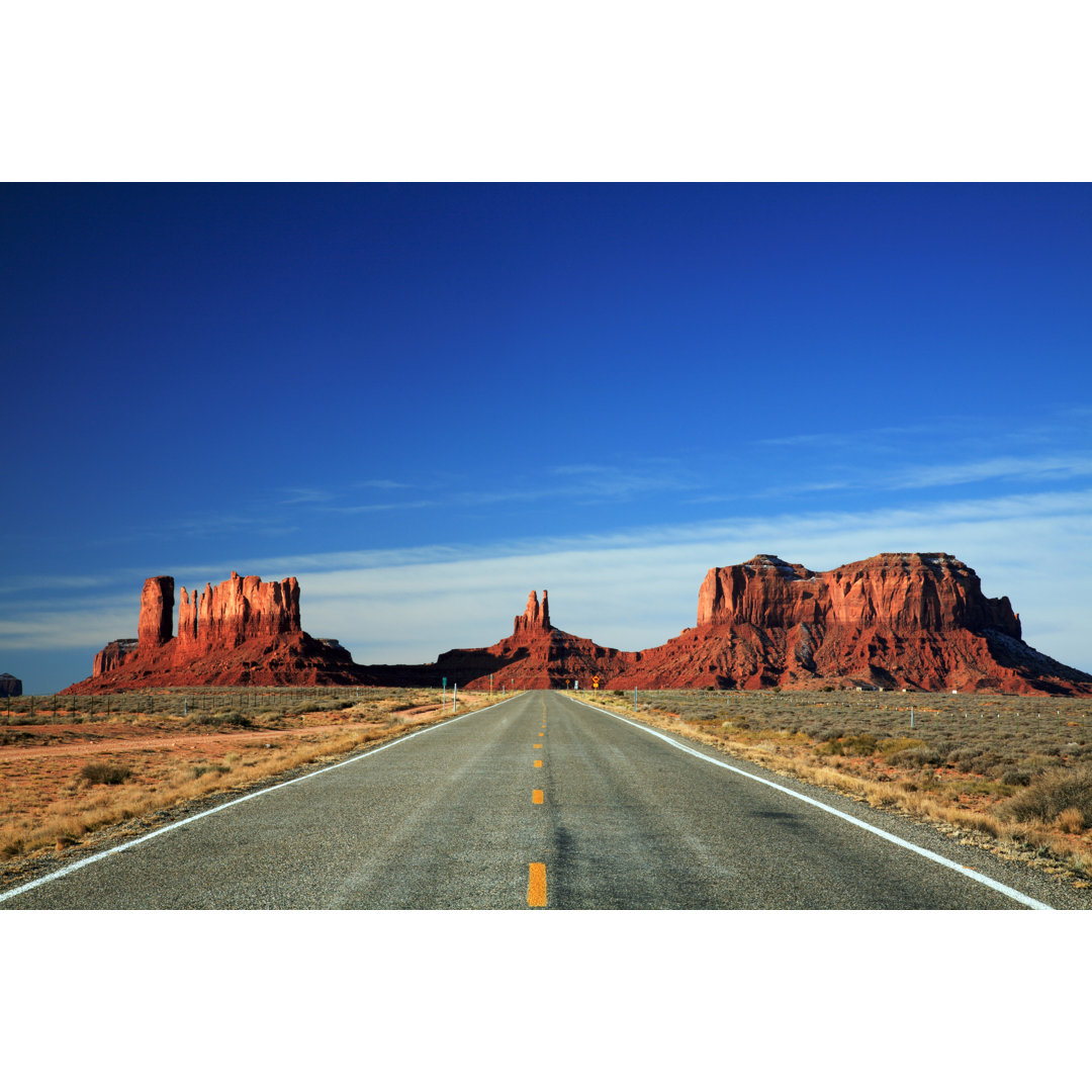 Straße ins Monument Valley von Jeremy Edwards - Druck auf Leinwand ohne Rahmen