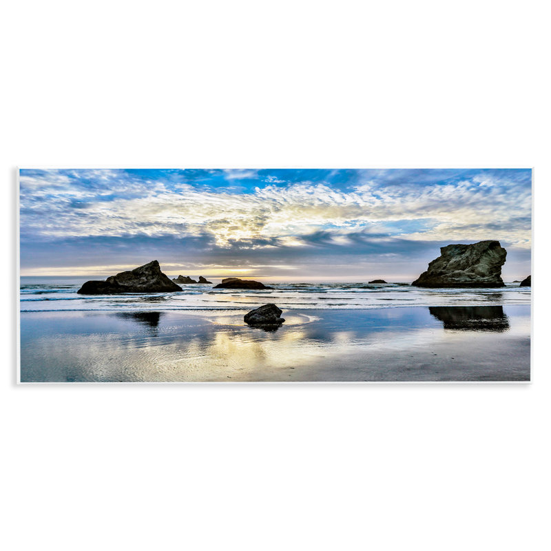 «Rocks Protrusion on Beach» par Danita Delimont