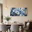 Tableau sur toile « Coquelicots bleus et blancs avec feuilles et coulures dorées »-1806981772