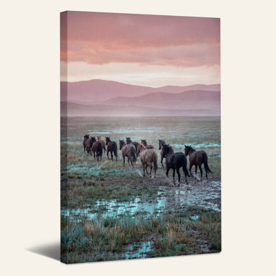 «Wild Horses at Pink Sunset Mountains», art mural sur toile