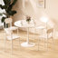 Table ronde blanche avec piètement en acier massif pour un usage quotidien dans un salon moderne et stable