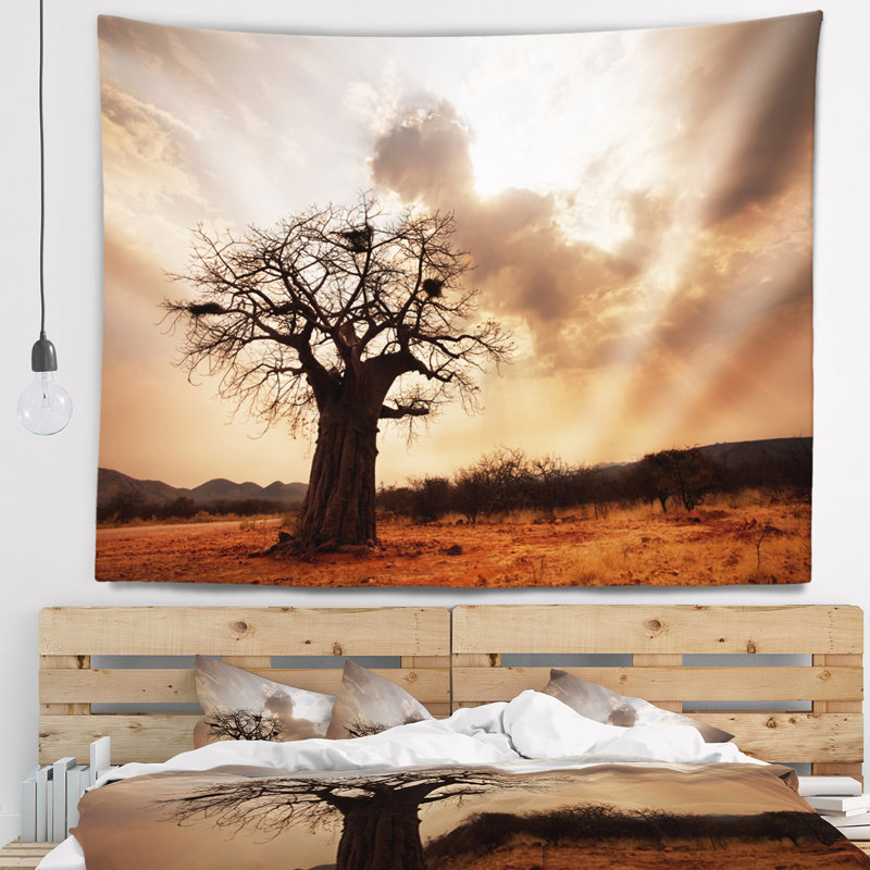 Tapisserie paysage grand baobab sous les nuages, H 32 po x l 39 po