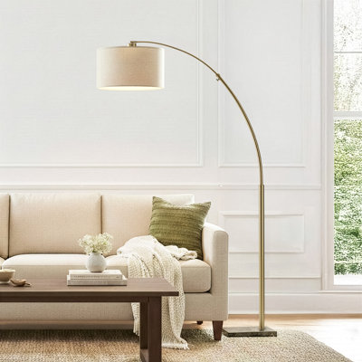 Lampe sur pied à DEL arquée moderne réglable de 76 po avec finition dorée, base en marbre noir et abat-jour tambour en tissu blanc Logan, ampoule incluse
