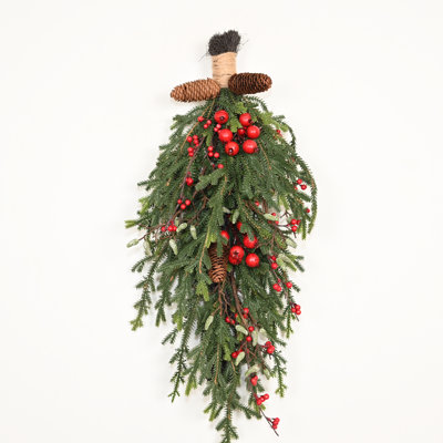 Décoration de porte 24 po artificielle avec touche rustique pinecone verdure branche de pin rouge baies rouges