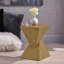 Table d'appoint moderne en sablier avec texture faite à la main et polyvalence intérieure / extérieure, parfaite pour les espaces compacts et les décors élégants.-361456094