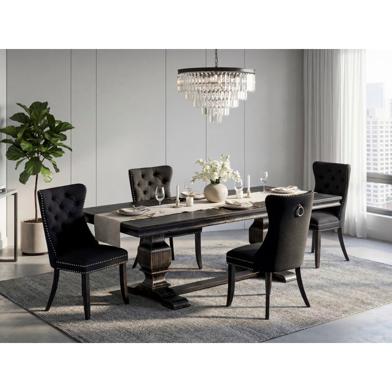 Cet ensemble de cuisine 5 pièces comprend une table de petit-déjeuner et 4 chaises parsons en tissu de polyester noir avec dossier capitonné à boutons - finition noire sablée.