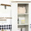 Armoire de salle de bain mince avec trois tablettes ouvertes et porte, colonne de rangement autoportante blanche, étagère réglable pour papier hygiénique, serviettes, articles d'hygiène et produits de nettoyage.