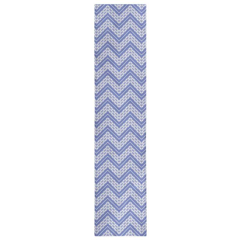 Chemin de table à chevrons à la main classic Stephenie, 16 po x 72 po, Bleu clair / blanc