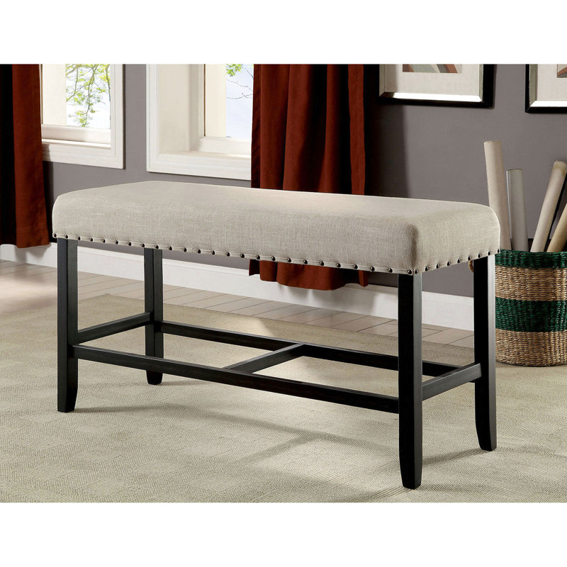 Banc en tissu beige à hauteur de comptoir avec bordure rustique et base en bois pour la salle à manger