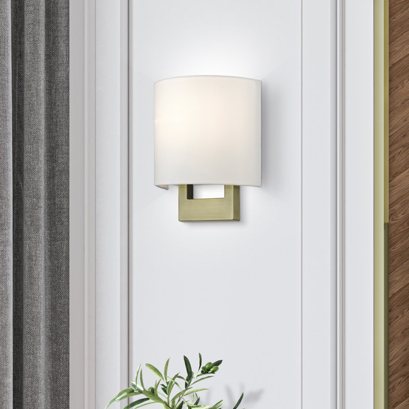 Applique murale en acier Rakhee, Laiton antique, Blanc, H 9,5 po x l 8 po x P 3,95 po