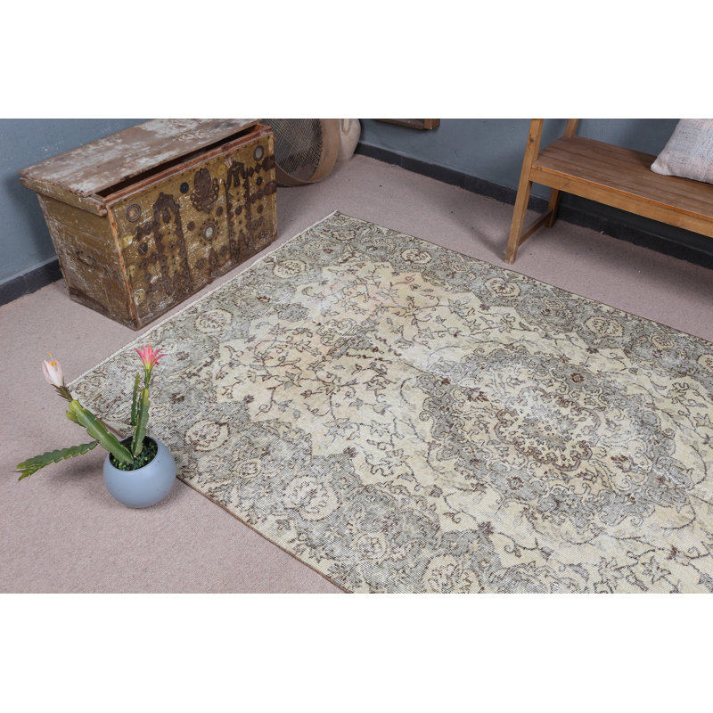 Grand tapis turc beige idéal pour la chambre à coucher, rehaussant l'aspect chaleureux et rustique de votre maison