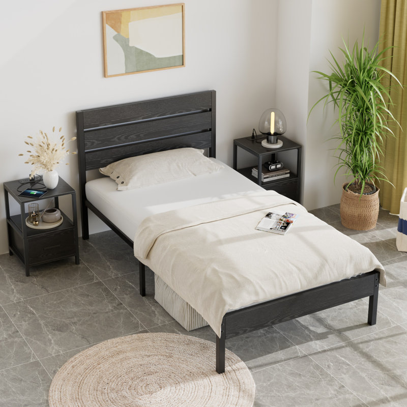 Ensemble de chambre à coucher de style campagnard industriel 3 pièces, lit plateforme simple avec 2 tables de chevet, cadre de lit en acier avec tête et pied de lit en bois rustique, table de chevet avec tiroir et station de charge, aucun sommier nécessaire