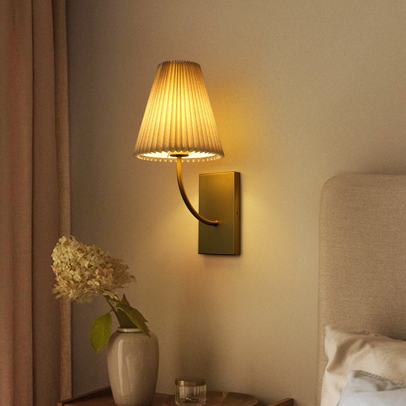 Applique murale à bras 1 lumière en laiton avec abat-jour en tissu plissé