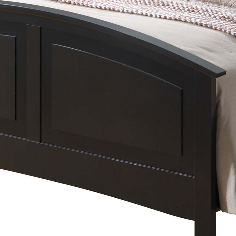 Lit confortable et confortable pour une nuit de sommeil relaxante et paisible, parfait pour créer un environnement de chambre à coucher serein et invitant.