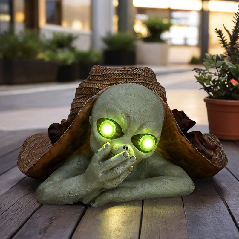 Alien rougeoyant à énergie solaire | Chapeau de paille et pose allongée, lumières automatiques la nuit, jardin en scène de science-fiction