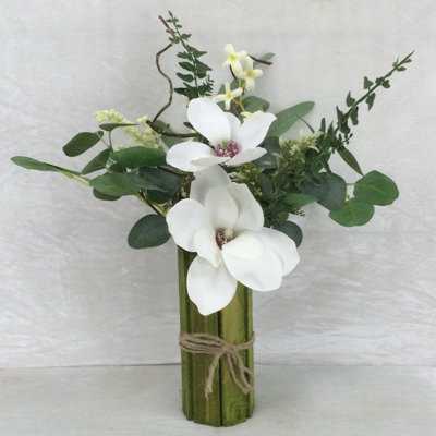 Magnolias dans un vase en bambou, fleur artificielle