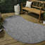 Tapis d'intérieur / extérieur gris à motif de courbes organique de style ollin d'Ollin-789524129