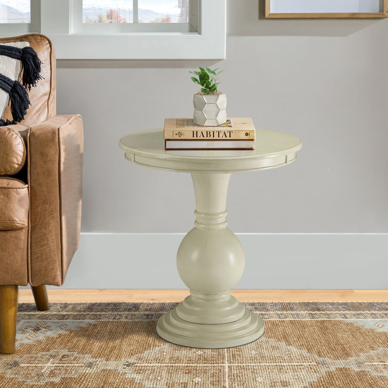 Table d'appoint antique blanche avec piédestal dans un décor de chambre à coucher moderne