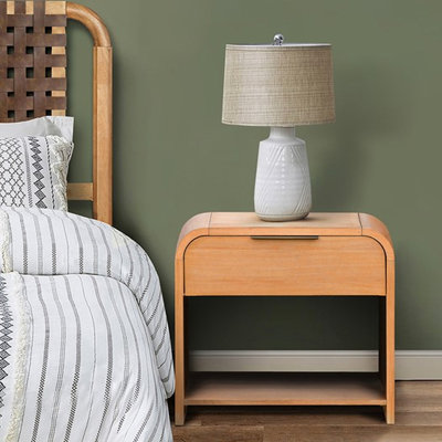 Table de chevet contemporaine avec coins arrondis et plateau en bois massif