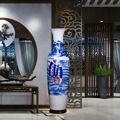 70,87 "Un vase décoratif fabriqué à Jingdezhen avec de magnifiques images de paysage de la rivière peintes à la main.