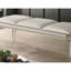 Banc de chambre à coucher moderne en blanc perle avec pieds en acrylique et pieds en bois massif avec détails en cristal fin, détails